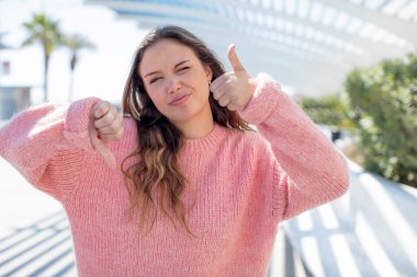 İspanyol bir kadın kafası karışık, bilgisiz ve kararsız hissediyor. İyi ve kötü seçenekleri farklı seçeneklerle tartıyor.