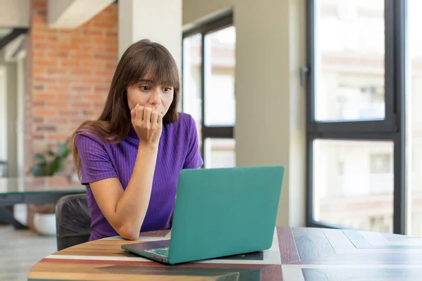 Young Pretty Woman Feeling Scared Worried Angry Looking Side Desk — Stock Photo, Image