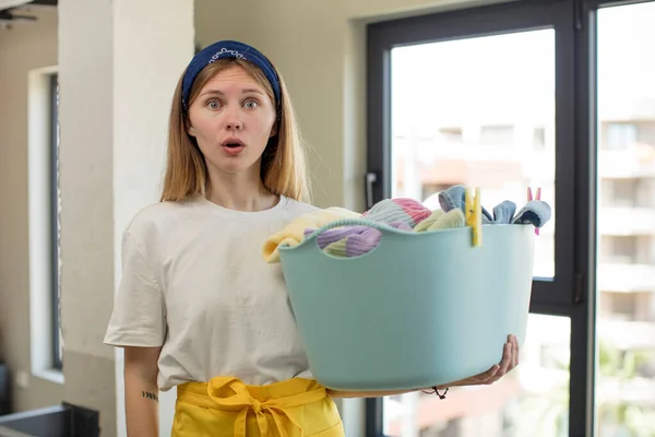 Jonge Mooie Vrouw Voelt Zich Zeer Geschokt Verrast Waskleding Concept — Stockfoto