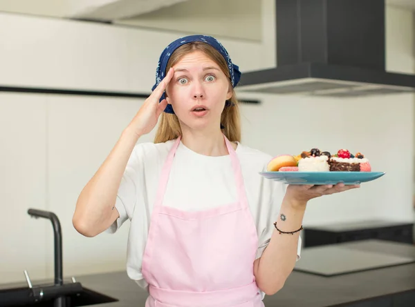 Young Pretty Woman Looking Happy Astonished Surprised Home Made Cakes — Stockfoto