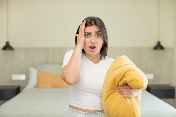 Ung Kvinna Känner Sig Extremt Chockad Och Förvånad Nattskläder — Stockfoto