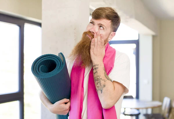 红头发的男人在厌倦了瑜伽垫之后感到厌烦 沮丧和困倦 健身概念 — 图库照片