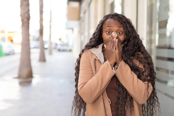Afro Mooi Zwart Vrouw Zoek Gelukkig Vrolijk Geluk Verrast Bedekking — Stockfoto