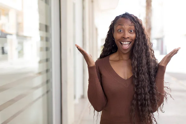 Afro Bella Donna Nera Sentirsi Felice Eccitato Sorpreso Scioccato Sorridente — Foto Stock