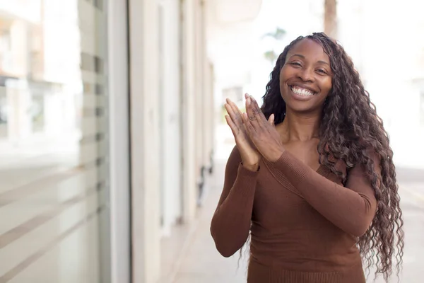 Αφρο Όμορφη Μαύρη Γυναίκα Αισθάνεται Ευτυχισμένη Και Επιτυχημένη Χαμογελά Και — Φωτογραφία Αρχείου