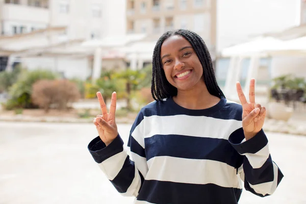 Afro Mooie Zwarte Vrouw Glimlachend Zoek Gelukkig Vriendelijk Tevreden Gebaren — Stockfoto