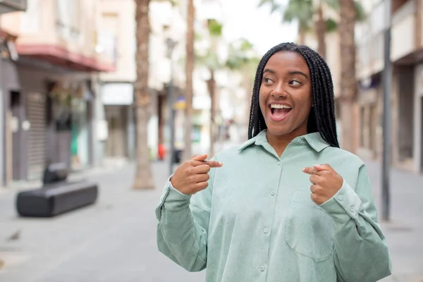 Afro Güzel Siyah Kadın Mutlu Gururlu Şaşırmış Görünüyor Neşeli Bir — Stok fotoğraf