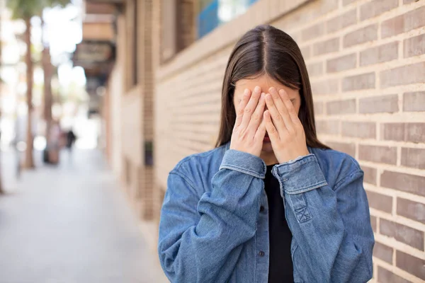 Ung Smuk Kvinde Føler Sig Trist Frustreret Nervøs Deprimeret Dækker - Stock-foto