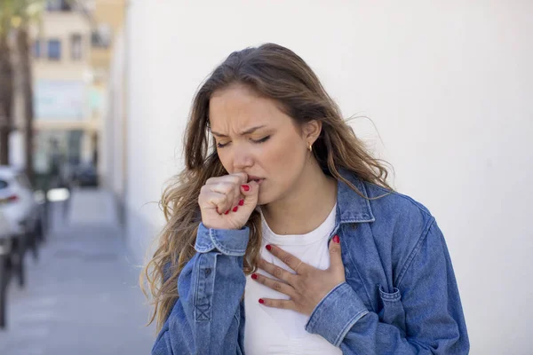 Mulher Bastante Hispânica Sentindo Mal Com Uma Dor Garganta Sintomas — Fotografia de Stock