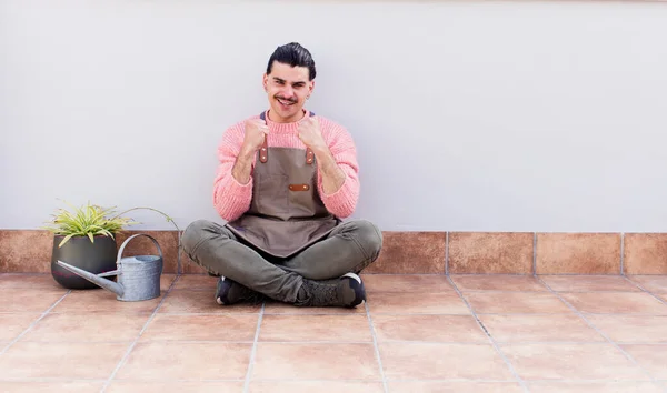Jovem Homem Bonito Jardinagem Sentado Chão Livre — Fotografia de Stock