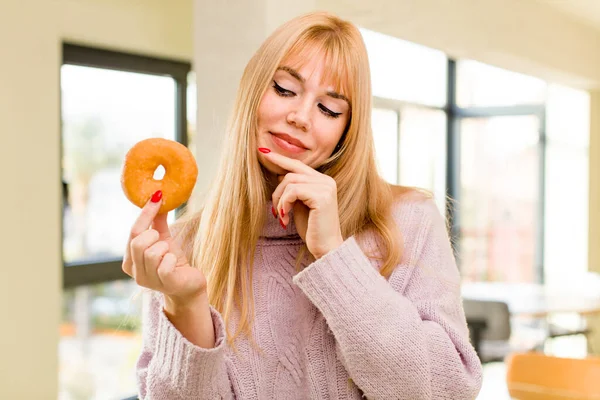 Junge Hübsche Frau Mit Einem Donut Ungesundes Ernährungskonzept Zuhause — Stockfoto