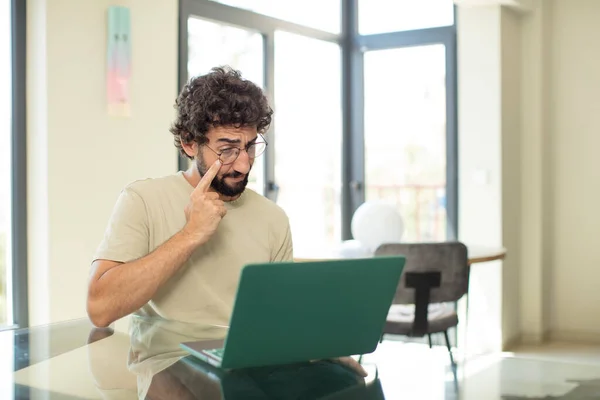 Dizüstü Bilgisayarı Olan Genç Sakallı Adam Sana Göz Kulak Oluyor — Stok fotoğraf