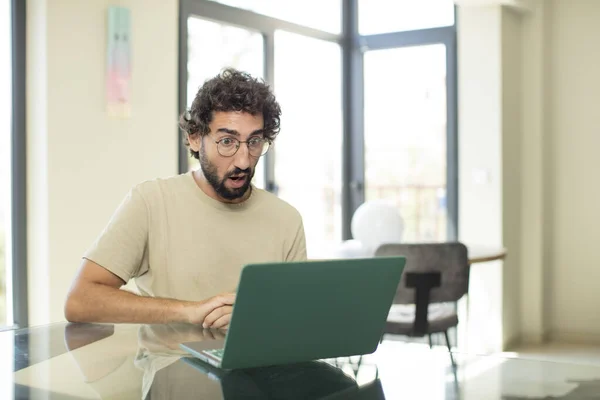 Dizüstü Bilgisayarı Olan Genç Sakallı Bir Adam Şok Olmuş Şaşırmış — Stok fotoğraf