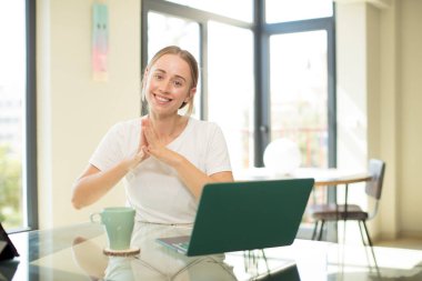 Kafkasyalı güzel bir kadın dizüstü bilgisayar entrikaları, komploları, hilekârlıkları ve hilekarlıkları düşünüyor.
