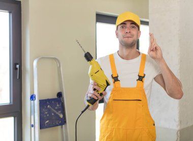 Genç yakışıklı adam şans diliyor ve şans diliyor. Becerikli adam kavramı