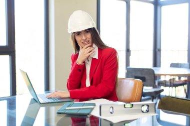 Ağzı ve gözleri açık ve elleri çenesinde. mimar konsepti