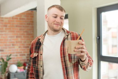 Gülümsüyor ve mutlu ve kendinden emin bir ifadeyle bakıyor. ramen kasesi konsepti