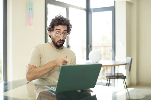Young Adult Bearded Man Laptop Feeling Shocked Surprised Pointing Looking — Stock Photo, Image