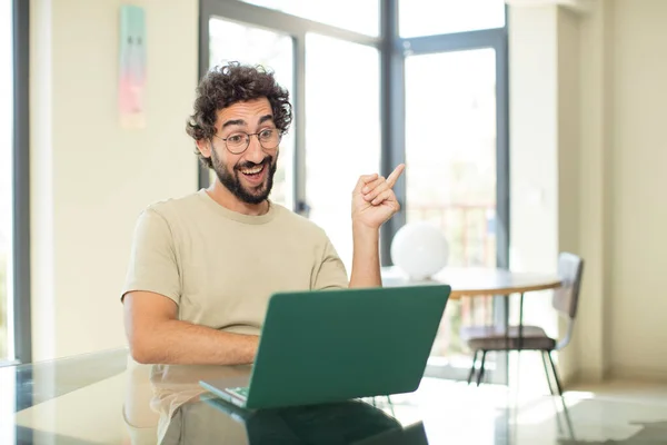 Jovem Homem Barbudo Adulto Com Laptop Sentindo Como Gênio Feliz — Fotografia de Stock