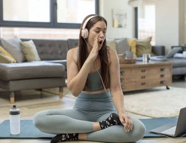 Jeune Femme Adulte Pratiquant Yoga Sentant Choqué Étonné Tenant Face — Photo