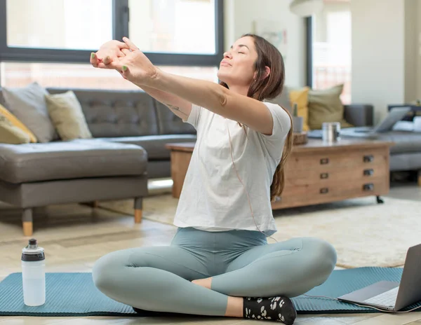 Jeune Femme Adulte Pratiquant Yoga Paresseusement Tôt Matin Réveillant Regardant — Photo