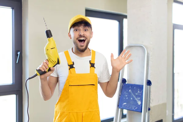 Jovem Homem Bonito Sentindo Feliz Espantado Com Algo Inacreditável Handyman — Fotografia de Stock