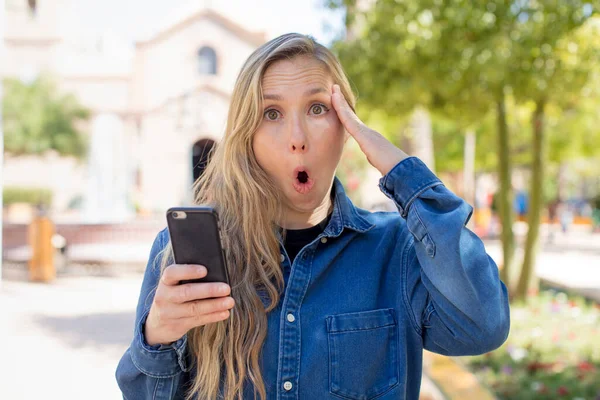 Mutlu Şaşkın Şaşırmış Görünüyor Akıllı Telefon Kavramı — Stok fotoğraf