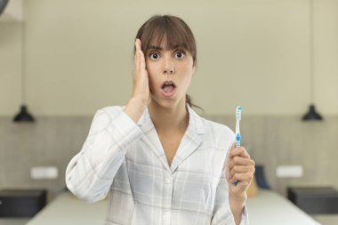 Genç ve güzel bir kadın şok olmuş ve şaşırmış hissediyor. gargara konsepti