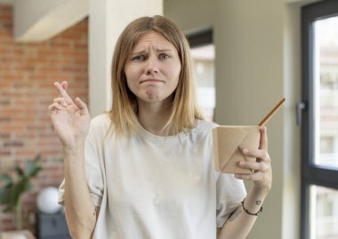 Genç ve güzel bir kadın şans diliyor ve iyi şanslar diliyor. Noonles kavramı.