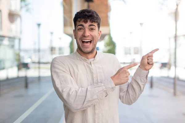 Joven Hombre Guapo Sonriendo Alegremente Apuntando Copiar Espacio Palma Mano —  Fotos de Stock