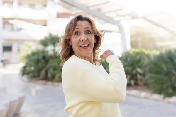 Mujer Mediana Edad Sintiéndose Feliz Positiva Exitosa Motivada Cuando Enfrenta — Foto de Stock