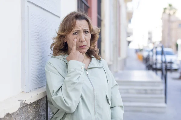 Mulher Meia Idade Olhando Desesperado Frustrado Triste Infeliz Chorando — Fotografia de Stock
