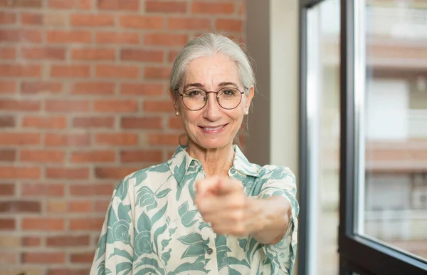 Senior Vacker Kvinna Pekar Kameran Med Nöjd Säker Vänligt Leende — Stockfoto