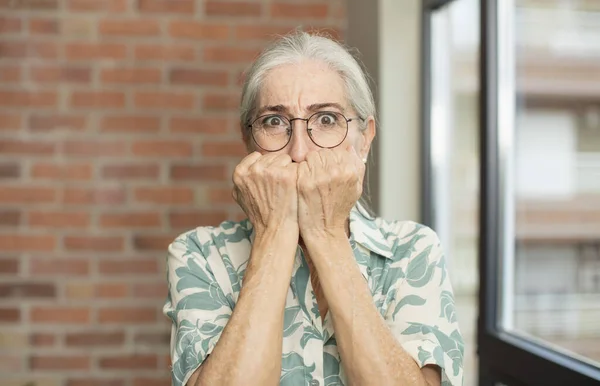 Anciana Bonita Mujer Mirando Preocupada Ansiosa Estresada Asustada Mordiendo Las —  Fotos de Stock