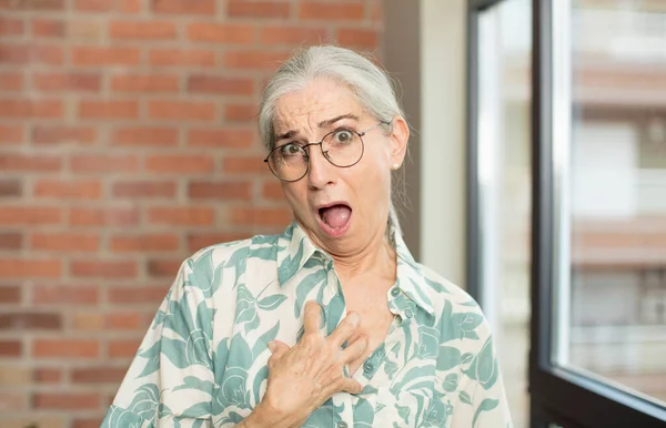 Старшая Красивая Женщина Чувствует Себя Шокированной Удивленной Удивленной Рукой Груди — стоковое фото