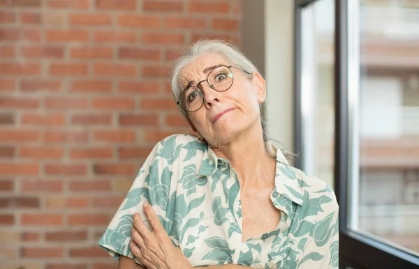Senior Ładna Kobieta Wzrusza Ramionami Czuje Się Zdezorientowany Niepewny Wątpiąc — Zdjęcie stockowe