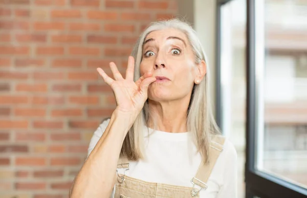 Anciana Bonita Mujer Mirando Seria Disgustada Con Ambos Dedos Cruzados —  Fotos de Stock
