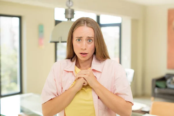 Güzel Sarışın Kadın Endişeli Stresli Endişeli Korkmuş Panikleyen Dişlerini Sıkan — Stok fotoğraf