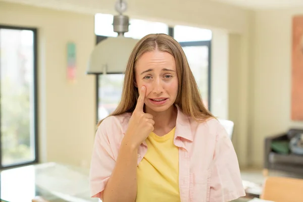 絶望的で欲求不満悲しい不幸泣いているブロンドの女性 — ストック写真