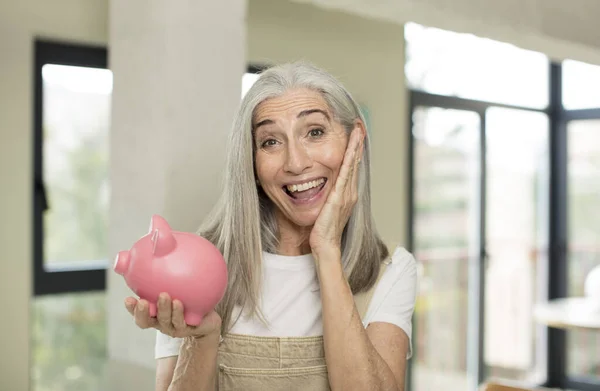 Довольно Пожилая Женщина Чувствует Себя Счастливой Пораженной Невероятным Поросячьим Банком — стоковое фото