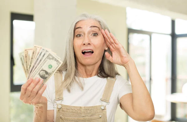 Mooie Oudere Vrouw Die Gelukkig Verbaasd Verrast Uitziet Met Dollarbankbiljetten — Stockfoto