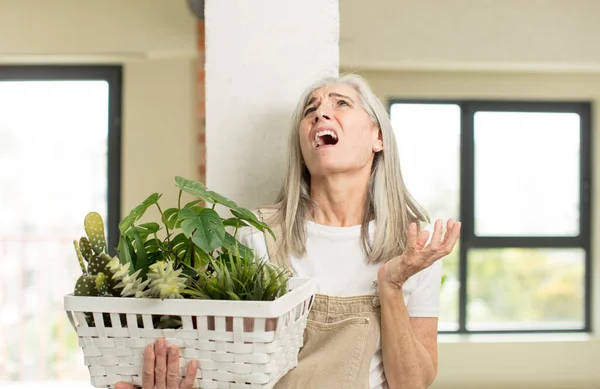 Pěkná Starší Žena Křičící Rukama Nad Hlavou Zahradnický Koncept — Stock fotografie