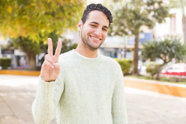 Junger Hispanischer Mann Lächelt Und Sieht Glücklich Unbeschwert Und Positiv — Stockfoto