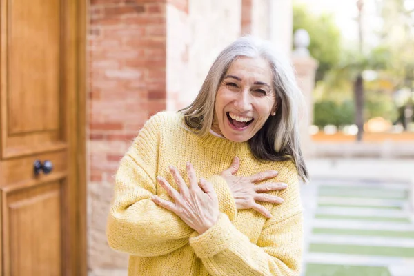 Senior Jubilado Bastante Blanco Cabello Mujer Riendo Voz Alta Algún —  Fotos de Stock