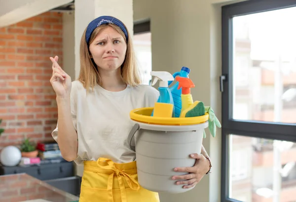 Jonge Mooie Vrouw Kruisen Vingers Hopen Geluk Huishoudster Concept Van — Stockfoto