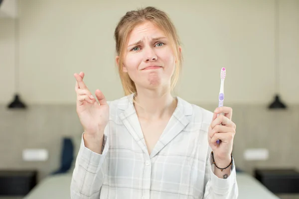 Young Pretty Woman Crossing Fingers Hoping Good Luck Toothwash Concept — Stock Photo, Image