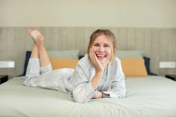 Young Pretty Woman Feeling Happy Astonished Something Unbelievable Nightwear Concept — Stock Photo, Image