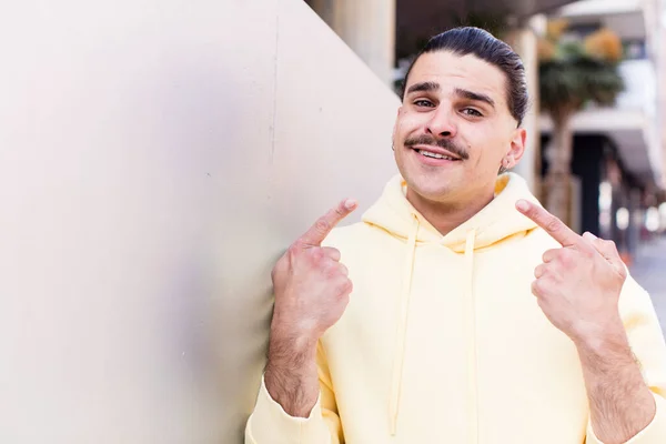 Joven Hombre Fresco Sonriendo Con Confianza Apuntando Propia Amplia Sonrisa —  Fotos de Stock