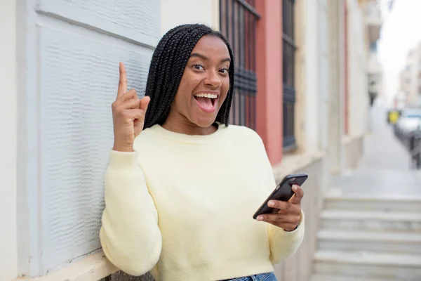 Negro Afro Mujer Sintiéndose Como Feliz Emocionado Genio Después Darse —  Fotos de Stock