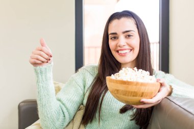 Güzel genç kadın mısır kasesi konsepti patlatıyor. ev iç tasarımı